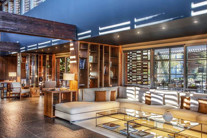 Lobby lounge