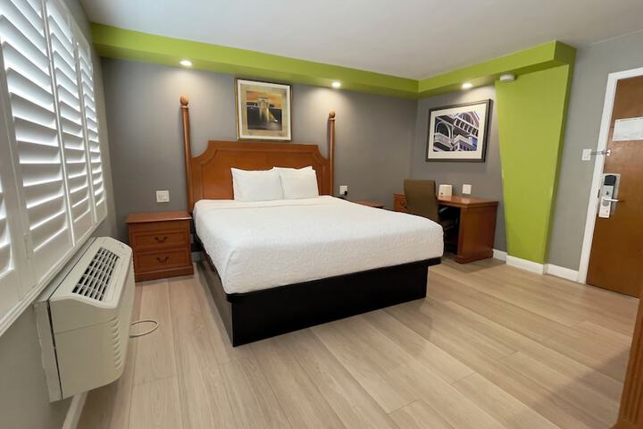 Room 13 of 18