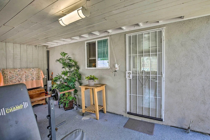 Exterior of Long Beach Apt 9 Mi to Shoreline Village & Beach