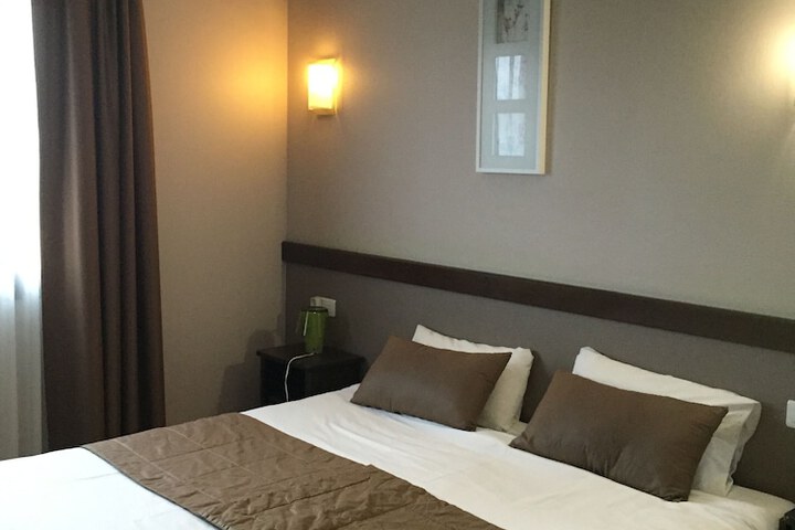Room 7 of 32