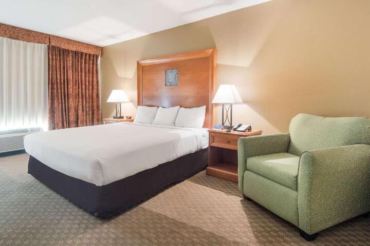 1 King Bed (3 of 12)