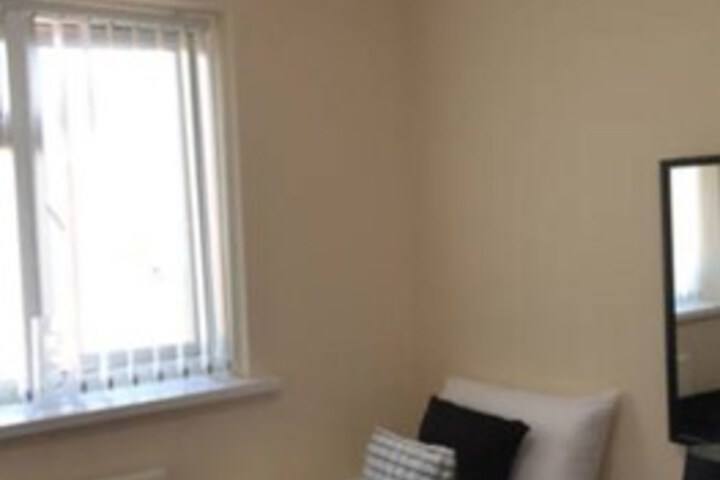 Room 6 of 8