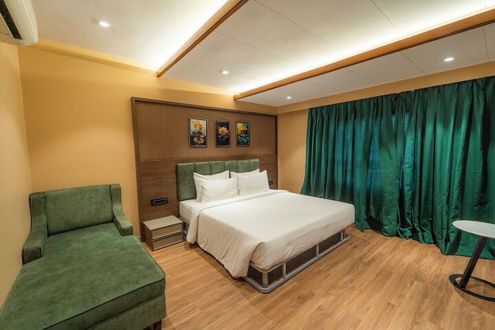 Room 2 of 10