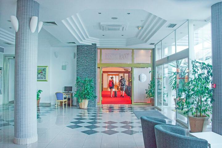 Entrance & Lobby