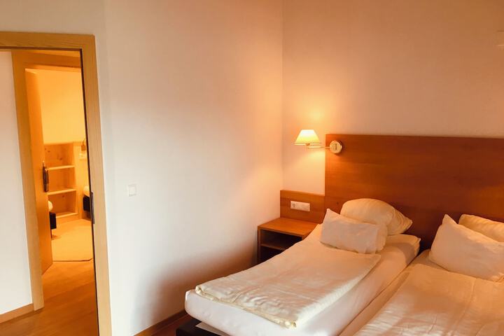 Room 10 of 80