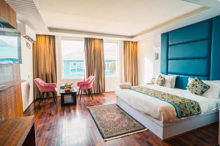 Room 2 of 16