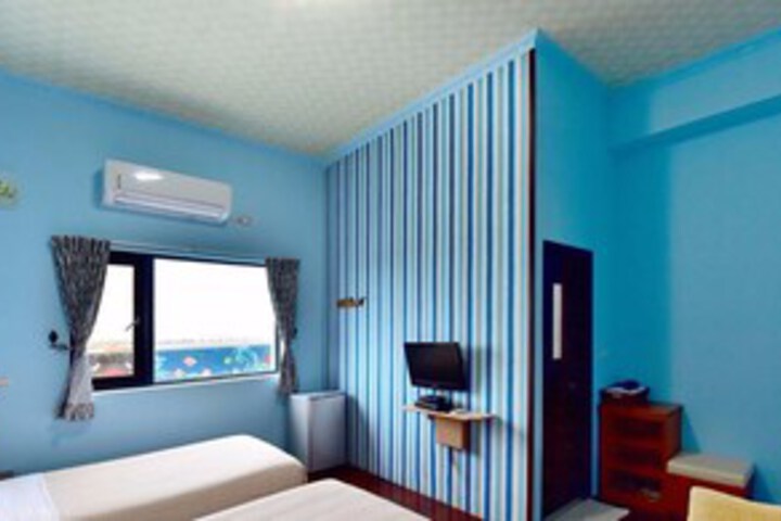 Room 12 of 28