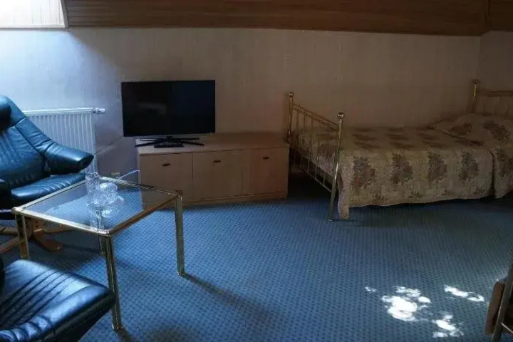 Room 7 of 19