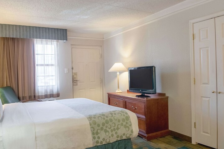 Room 8 of 33