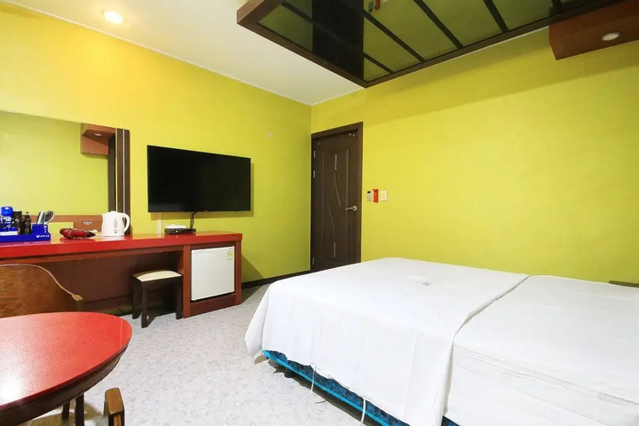 Room 6 of 26