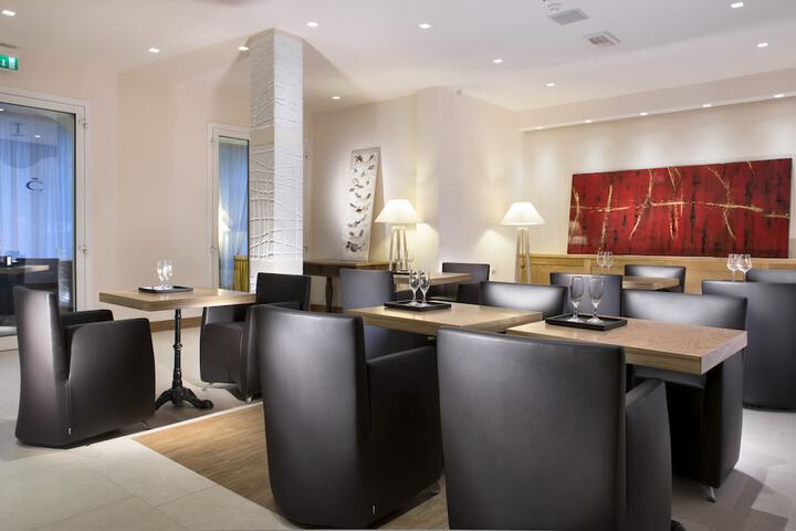 Lounge 153 of 180