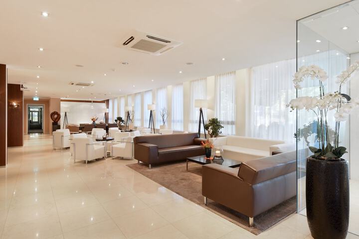 Entrance & Lobby