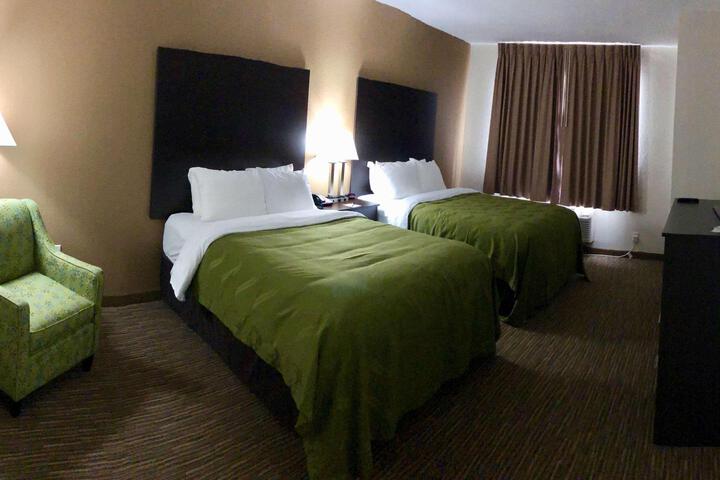 2 Queen Beds (1 of 4)
