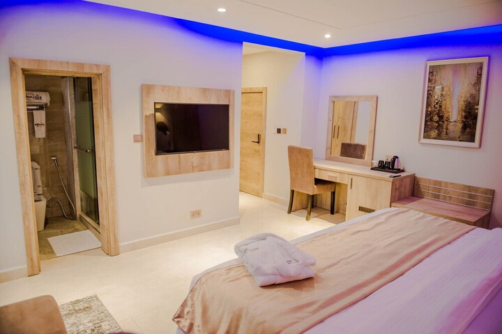 Room 6 of 16