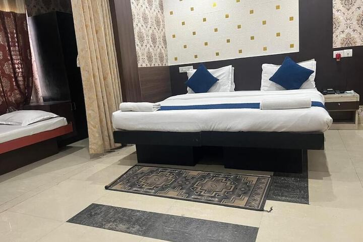 Room 5 of 16