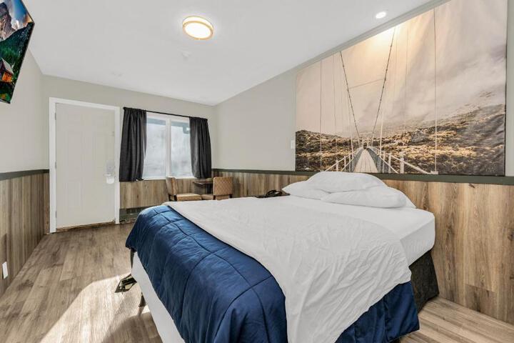 Deluxe Room 1 Queen Bed (3 of 4)