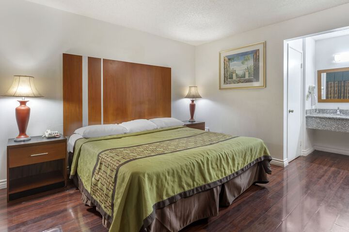 1 King Bed (13 of 19)