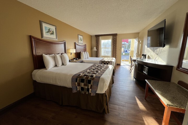 2 Queen Beds (3 of 4)