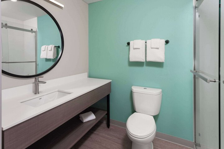 1 Queen Bed Mobility Accessible Bathtub with Grab Bars (9 of 27)