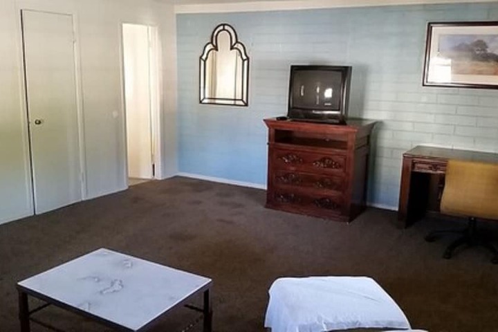 Room 5 of 8
