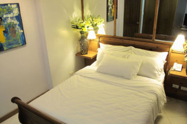 Room 5 of 9