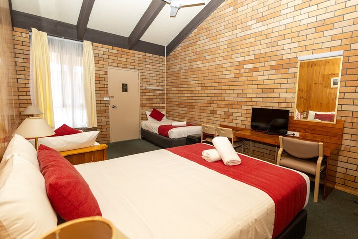 Room 6 of 33