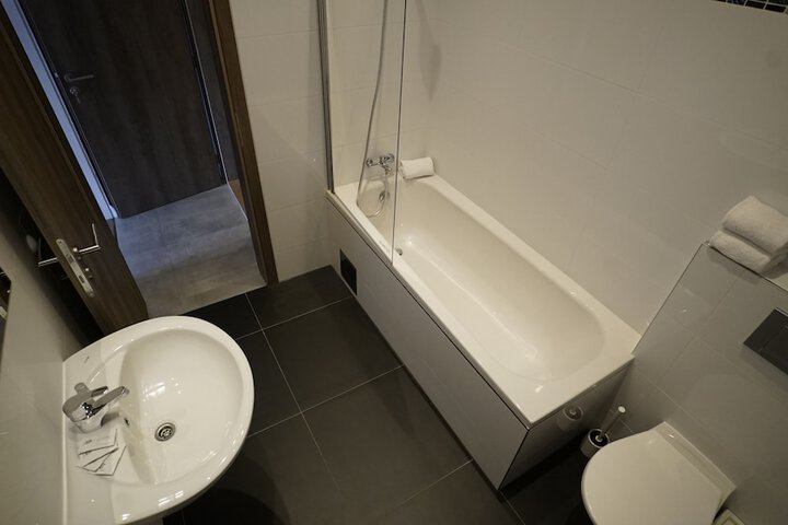 Room 180 of 236
