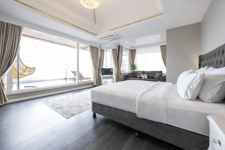 Room 9 of 184