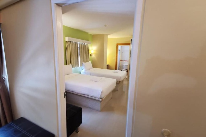 Room 27 of 78