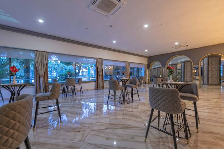 Lounge 93 of 121