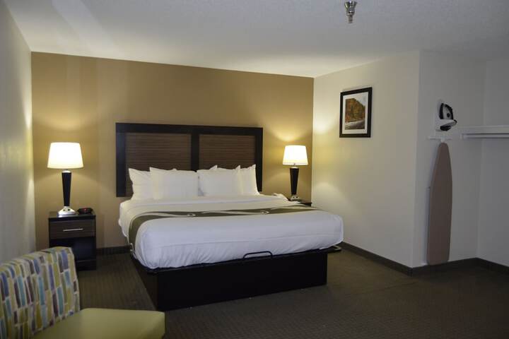 1 King Bed (6 of 27)