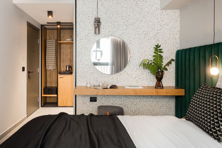 Room 13 of 102