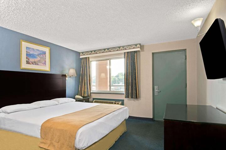 1 King Bed (10 of 17)