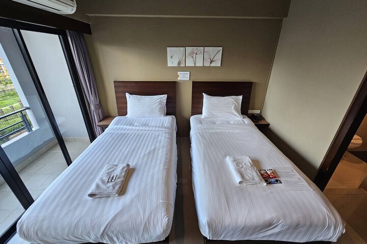Room 10 of 32