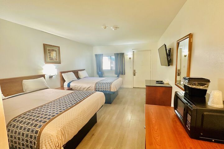 1 Queen Bed (3 of 24)