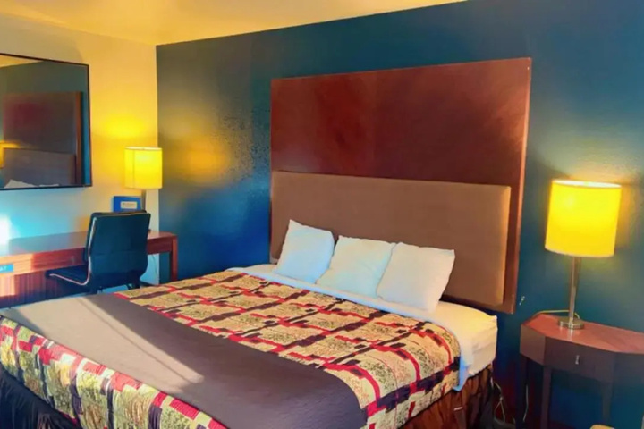 Room 4 of 12