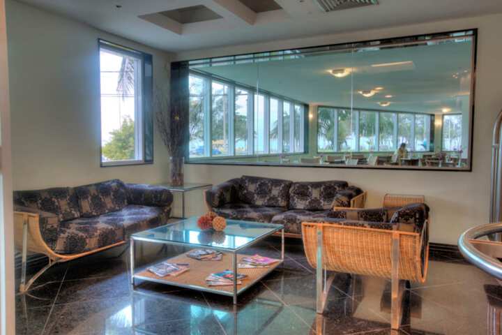 Lounge 73 of 93
