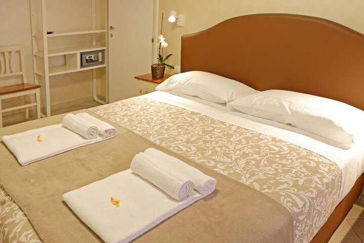 Room 9 of 37