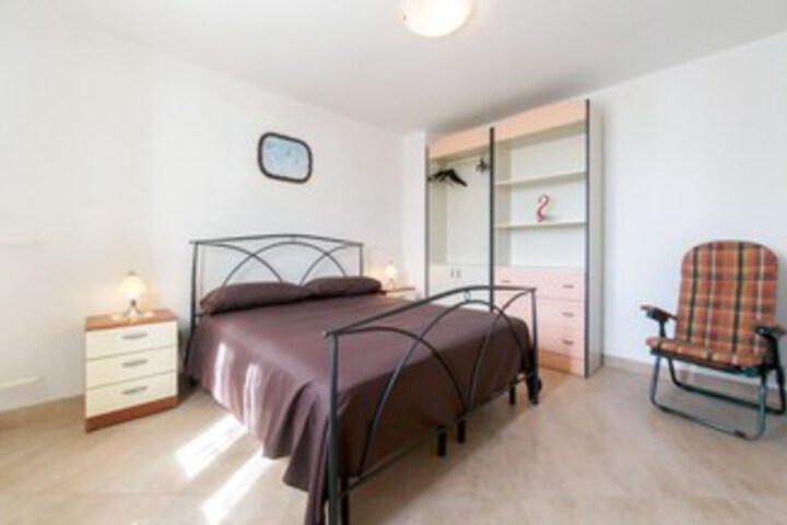 Room 5 of 8
