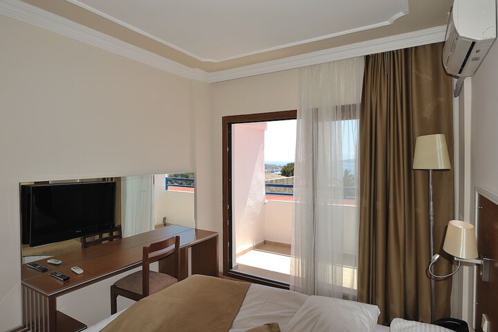 Room 6 of 97