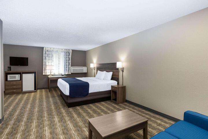 1 Queen Bed (16 of 22)
