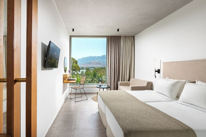 Room 18 of 118