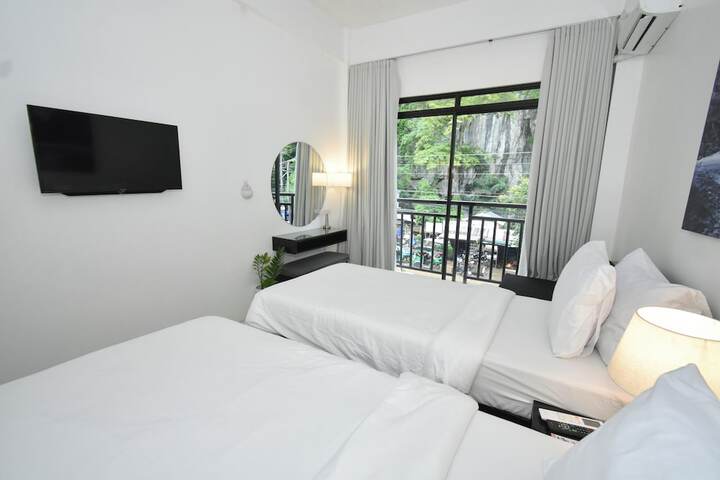 Room 9 of 37