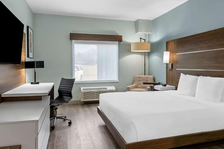 Standard | King Bed (7 of 17)