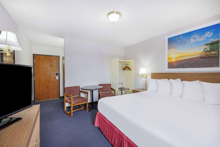 1 King Bed (7 of 11)