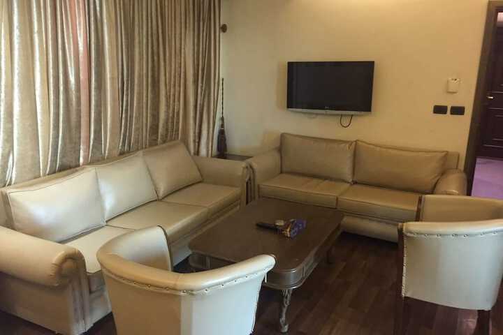 Room 10 of 16