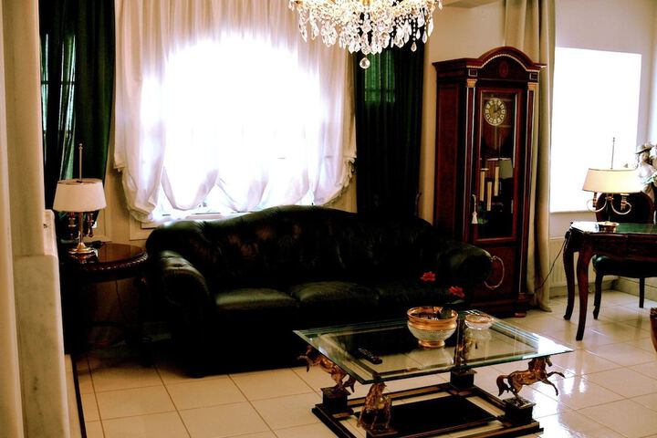 Room 13 of 18