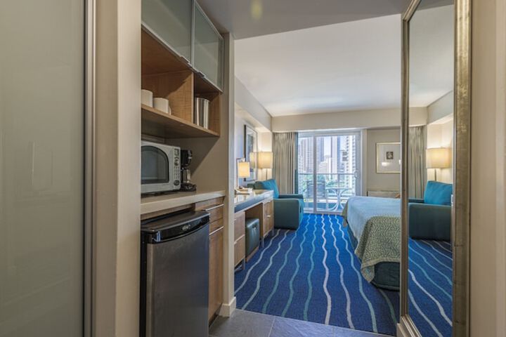 Room 25 of 213