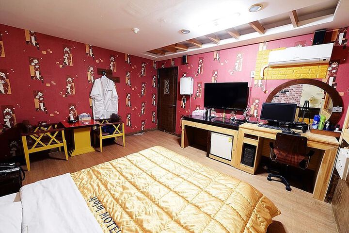 Room 10 of 31