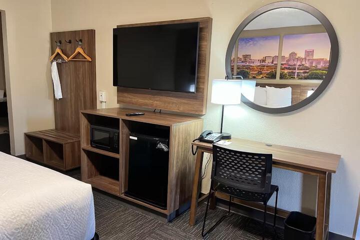 1 Queen Bed (2 of 8)